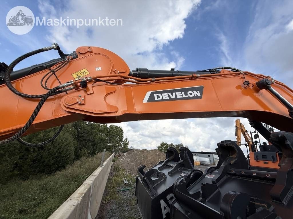 2025 Develon 800LC-7 Crawler Excavator