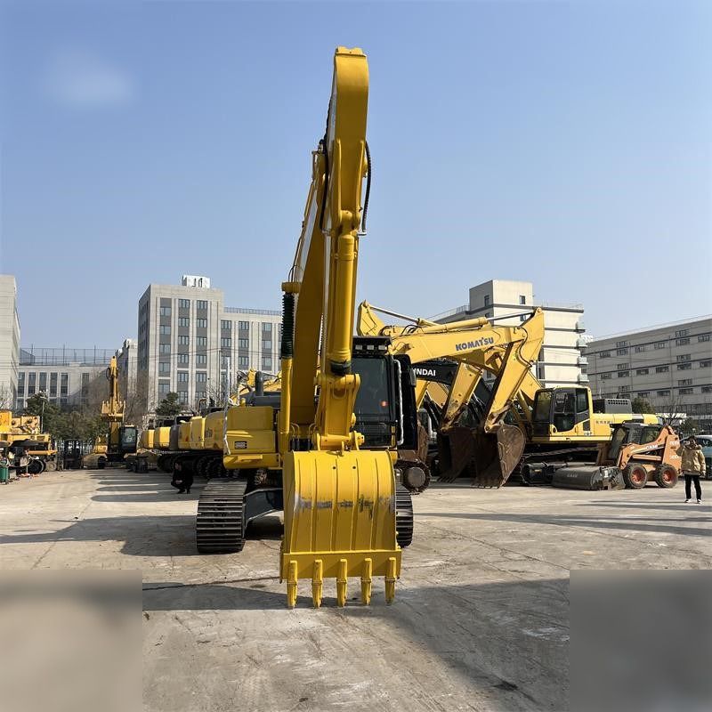 2022 Komatsu PC220-8 Crawler Excavator