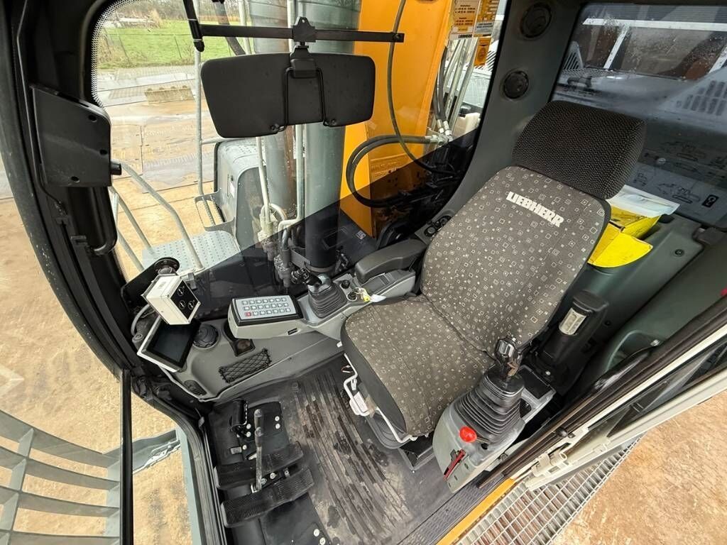 2020 Liebherr R922LC Crawler Excavator