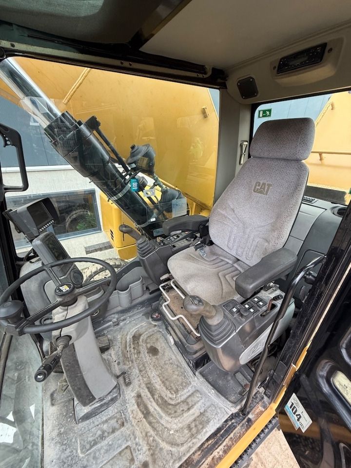 2008 Caterpillar 325D Material Handler