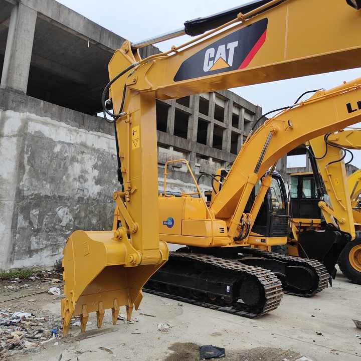 Gąsienicowa koparka Caterpillar 320D z 2015 roku Gąsienicowa koparka Caterpillar 320D z 2015 roku