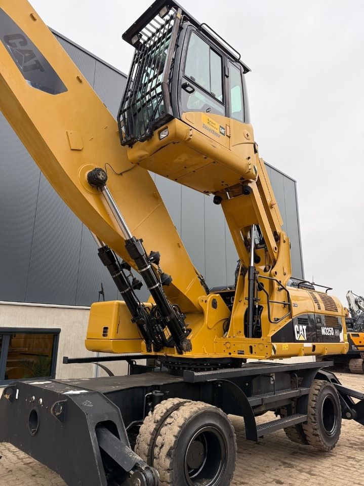 2008 Caterpillar 325D Material Handler