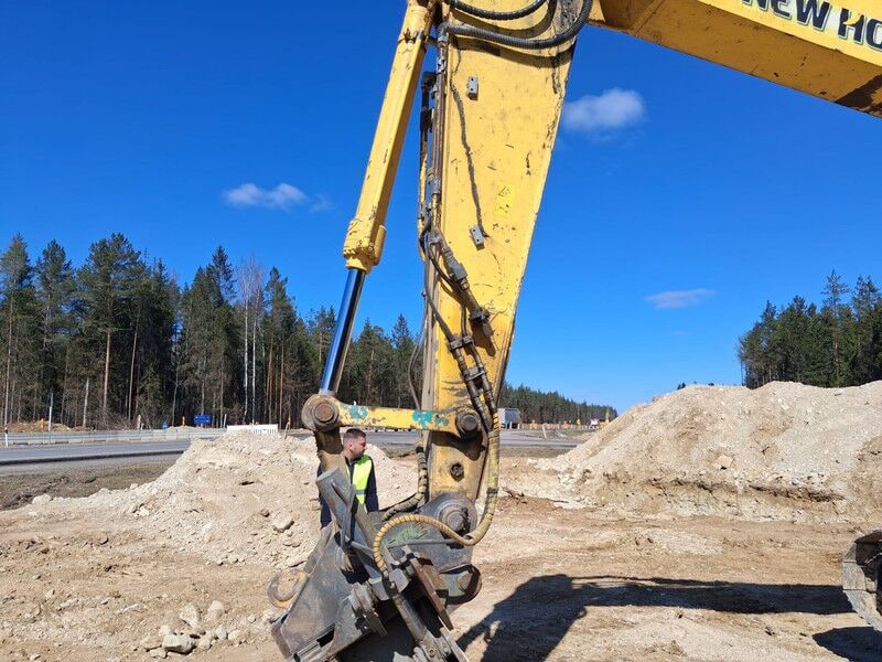 2009 New Holland E235BSR-2 Crawler Excavator