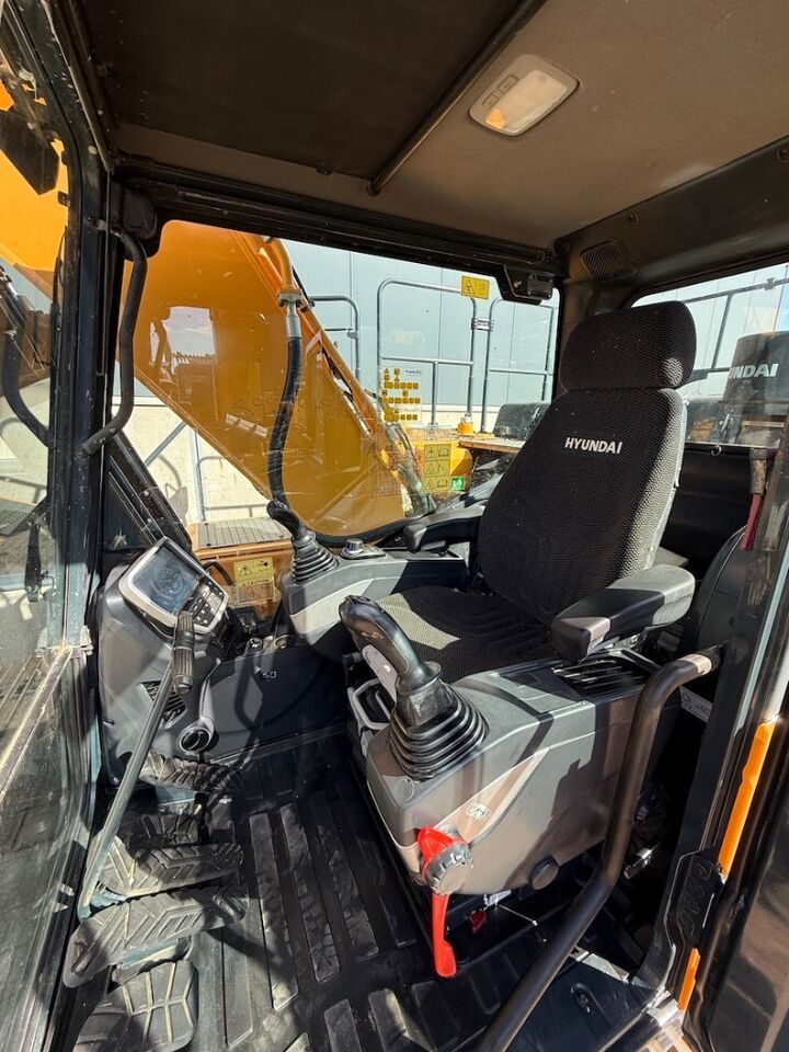 2020 Hyundai HX220L Crawler Excavator