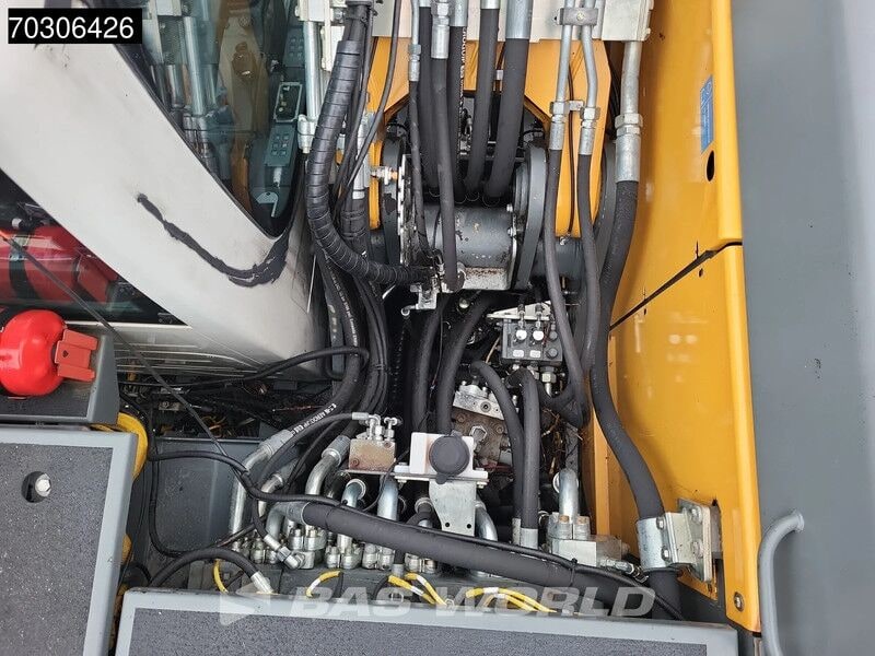 Liebherr R926 Compact Tiltrotator (2016)