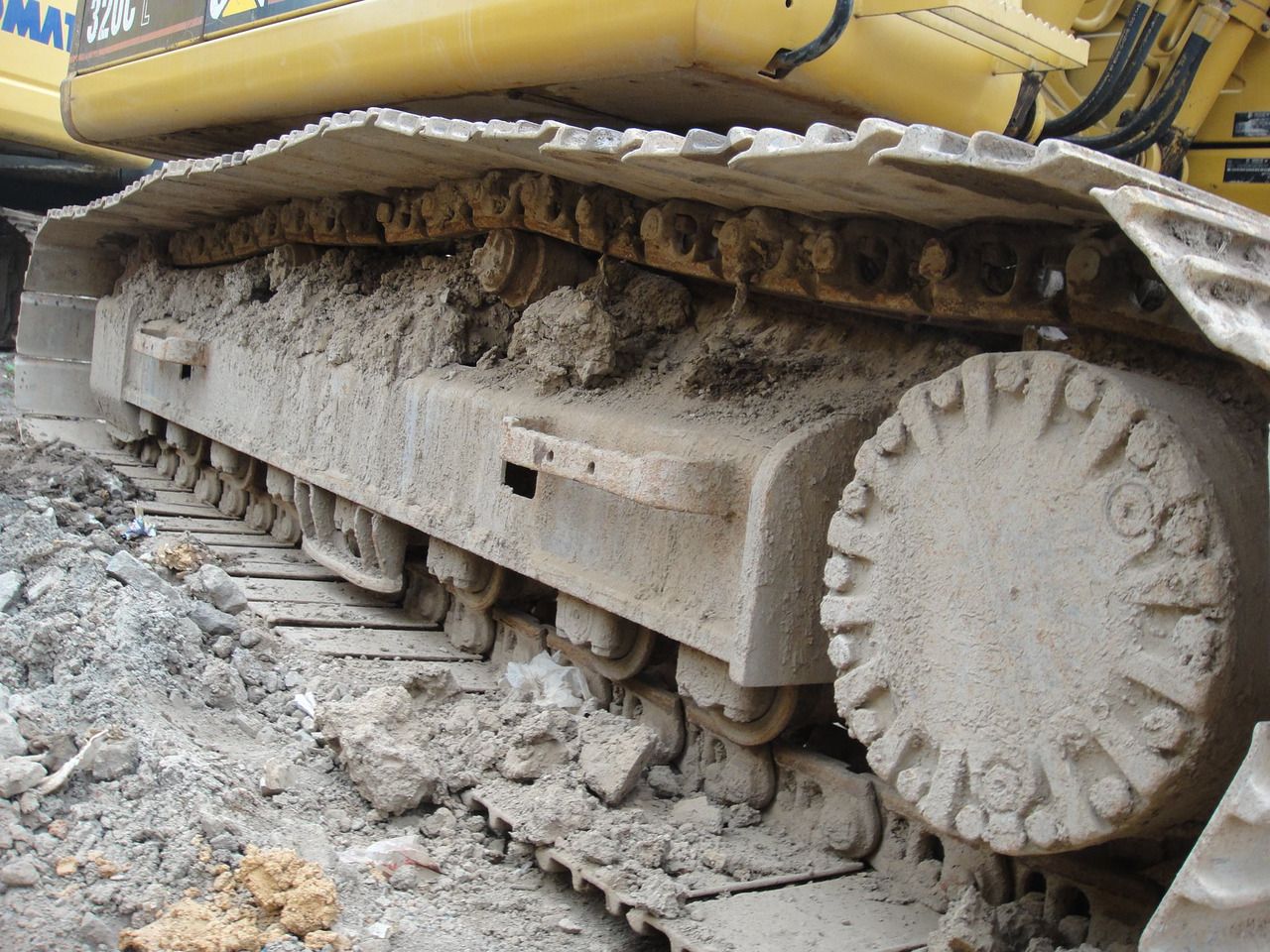 2016 Caterpillar 320CL crawler excavator undercarriage view