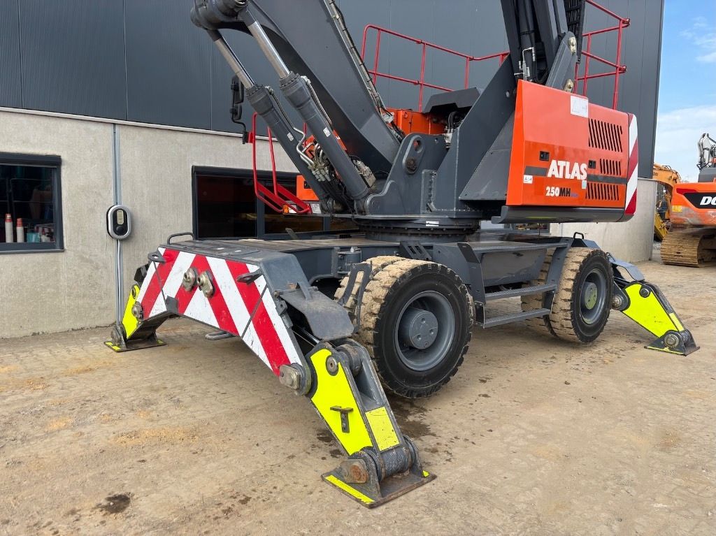 2020 Atlas 250MH Material Handler