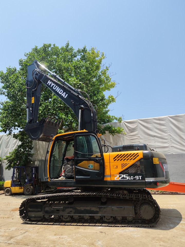 Hyundai R225LC-9 Crawler Excavator
