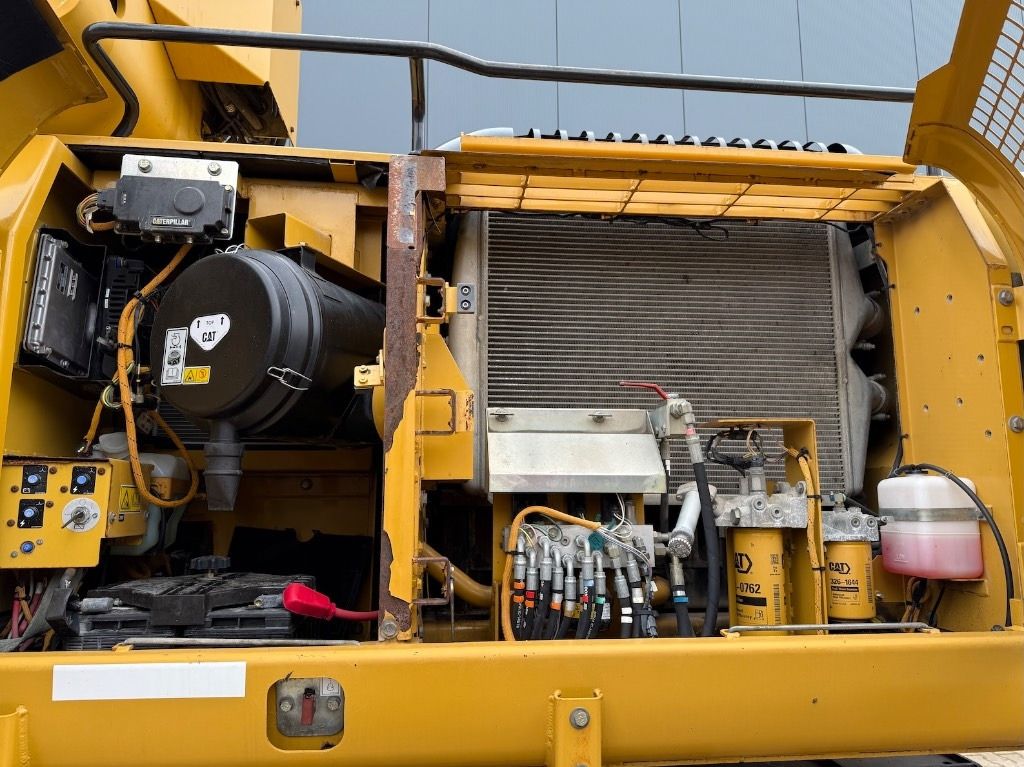 2008 Caterpillar 325D Material Handler