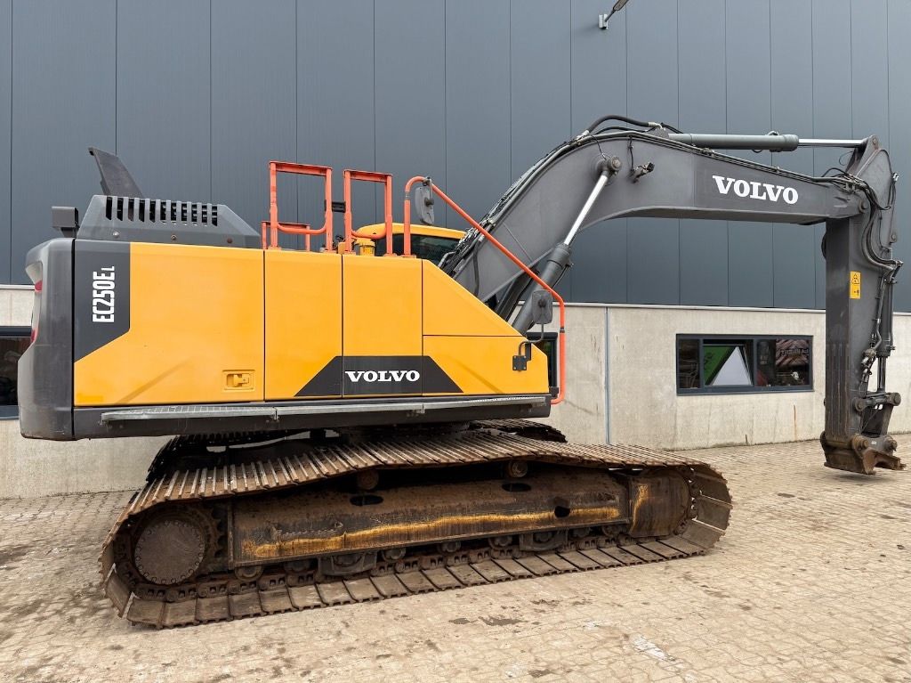 2016 Volvo EC250EL Crawler Excavator