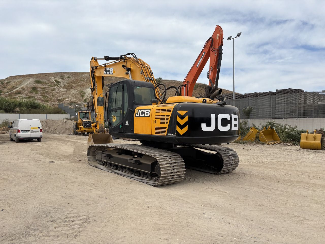 2015 JCB JS220LC Crawler Excavator