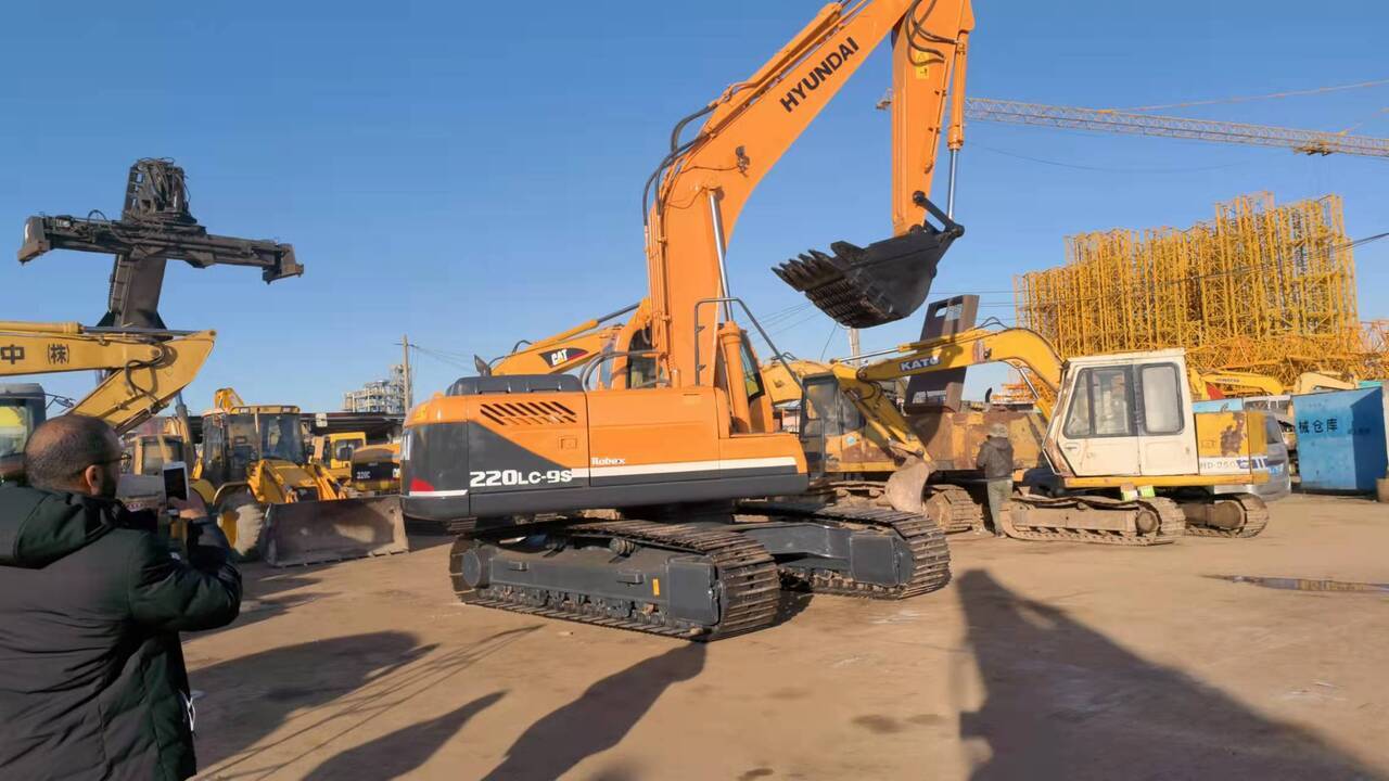 2016 Hyundai R220LC-9S Crawler Excavator