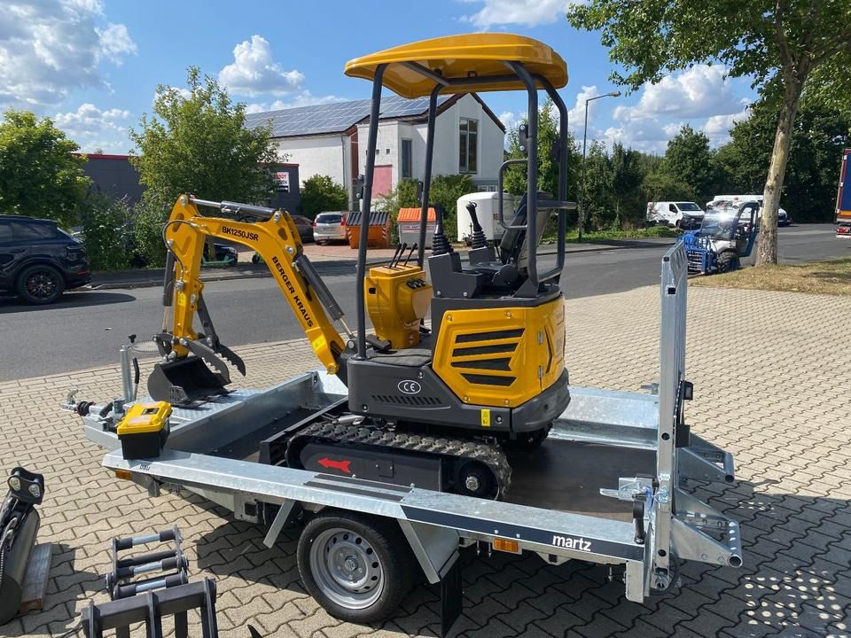 Berger Kraus BK1250JSR Miniexcavadora Berger Kraus BK1250JSR mini excavator on trailer