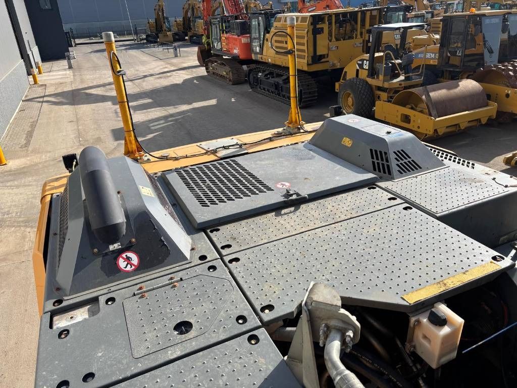 2021 Liebherr R945 Crawler Excavator