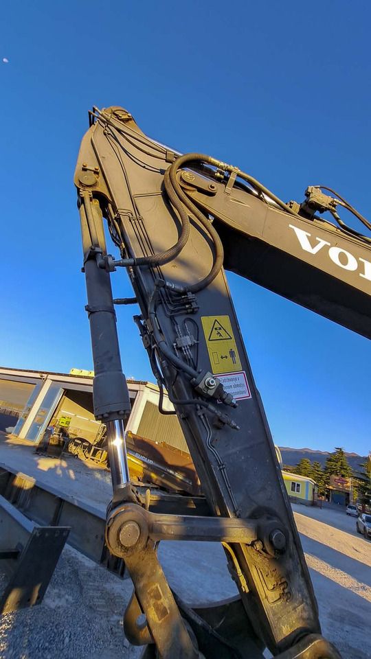 2015 Volvo EC220E Crawler Excavator