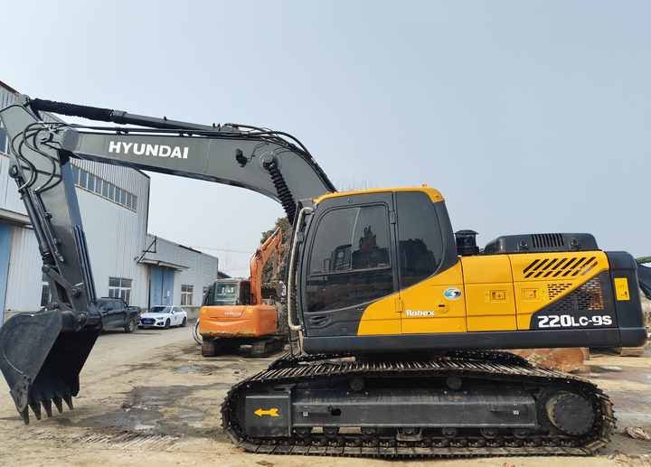 2016 Hyundai R220LC-9S Crawler Excavator