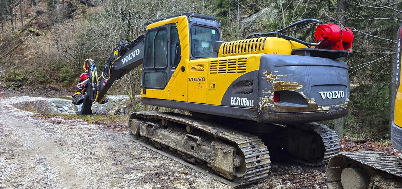 2005 Volvo EC210BNLC Crawler Excavator