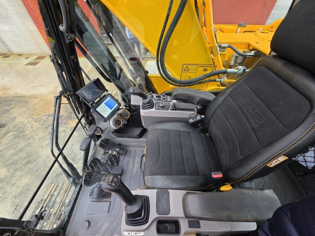 2018 JCB 220X L4F Crawler Excavator