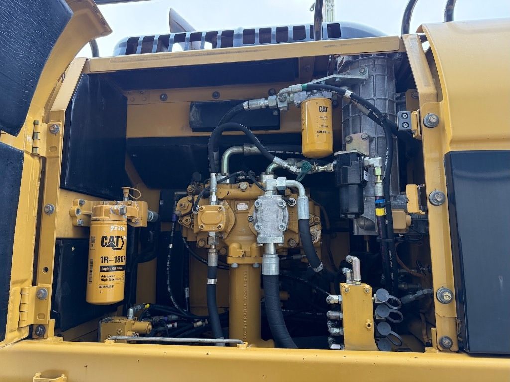 2008 Caterpillar 325D Material Handler