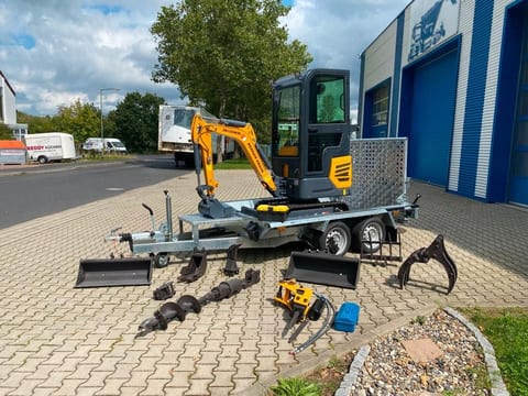Minikoparka BK1250KSR Wraz z 2-OSIOWĄ NISKOPODWOZIOWĄ PRZYCZEPĄ I DUŻYM PAKIETEM WYPOSAŻENIA *Z 19% VAT*WYSIĘGNIK OBROTOWY*REGULOWANE PODWOZIE*NATYCHMIAST!* Mini excavator BK1250KSR on trailer with accessories