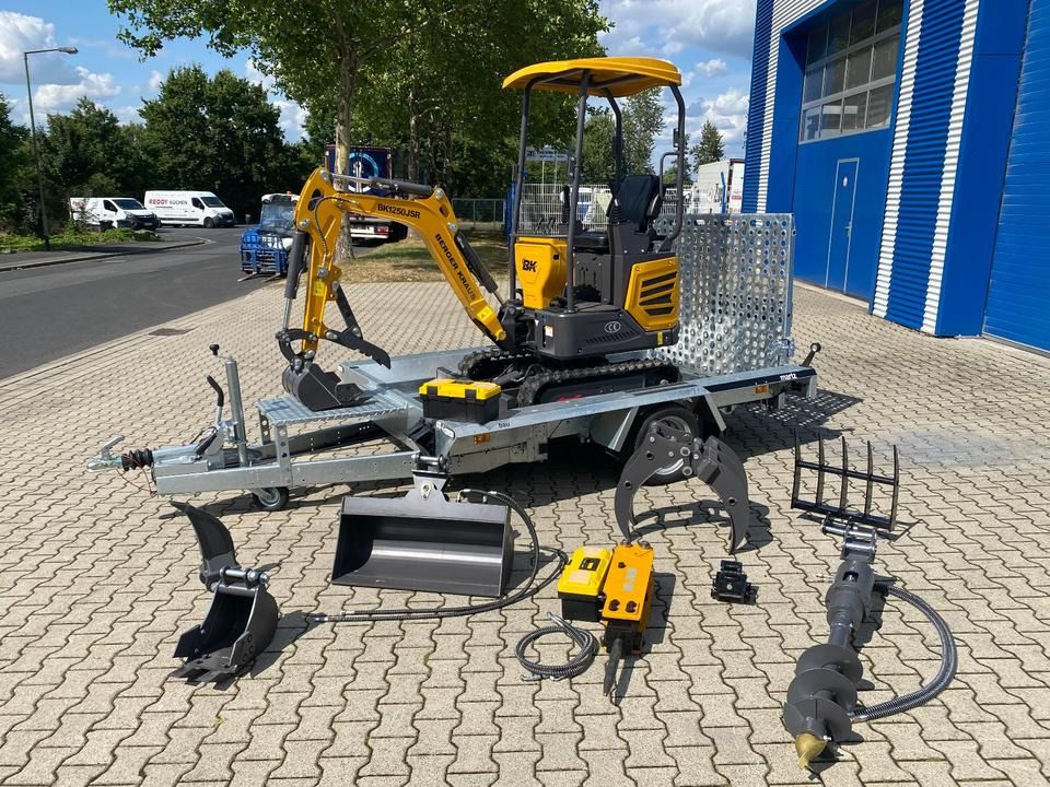 Berger Kraus BK1250JSR Miniexcavadora Berger Kraus BK1250JSR mini excavator on trailer with attachments