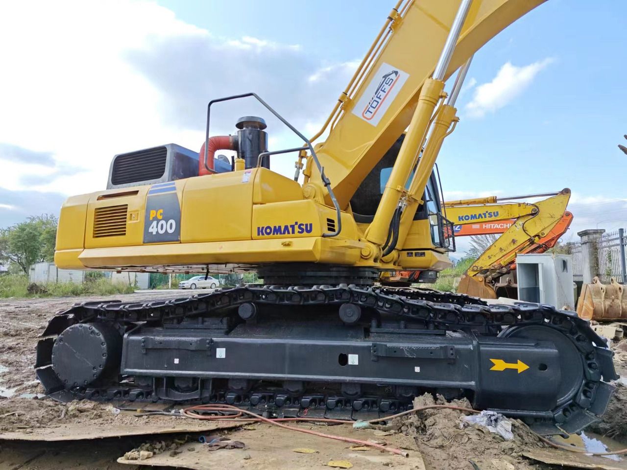 Komatsu PC400-8 crawler excavator, side view