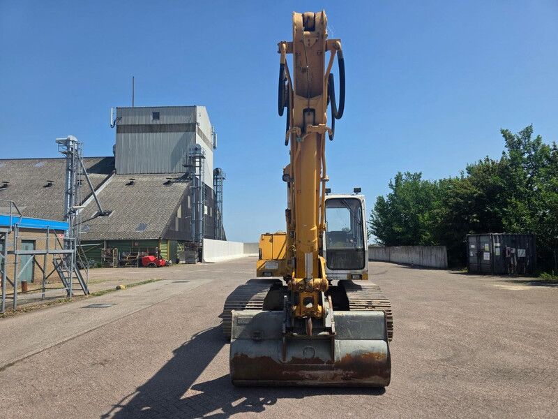1991 Liebherr R 912 LC crawler excavator head on, showing full track gauge and bucket cutting edge
