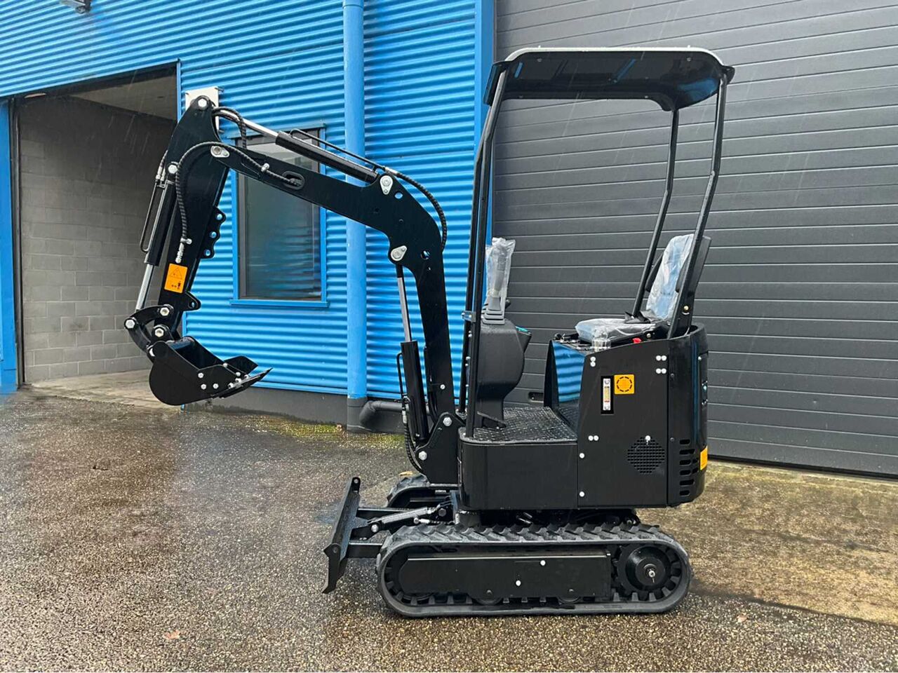 2026 Nuoman 1000KG mini excavator, side view