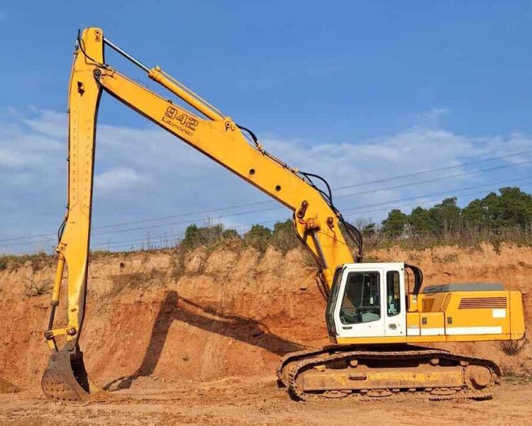 1996 Liebherr R942 long-reach excavator side view 1996 Liebherr R942 long-reach excavator side view