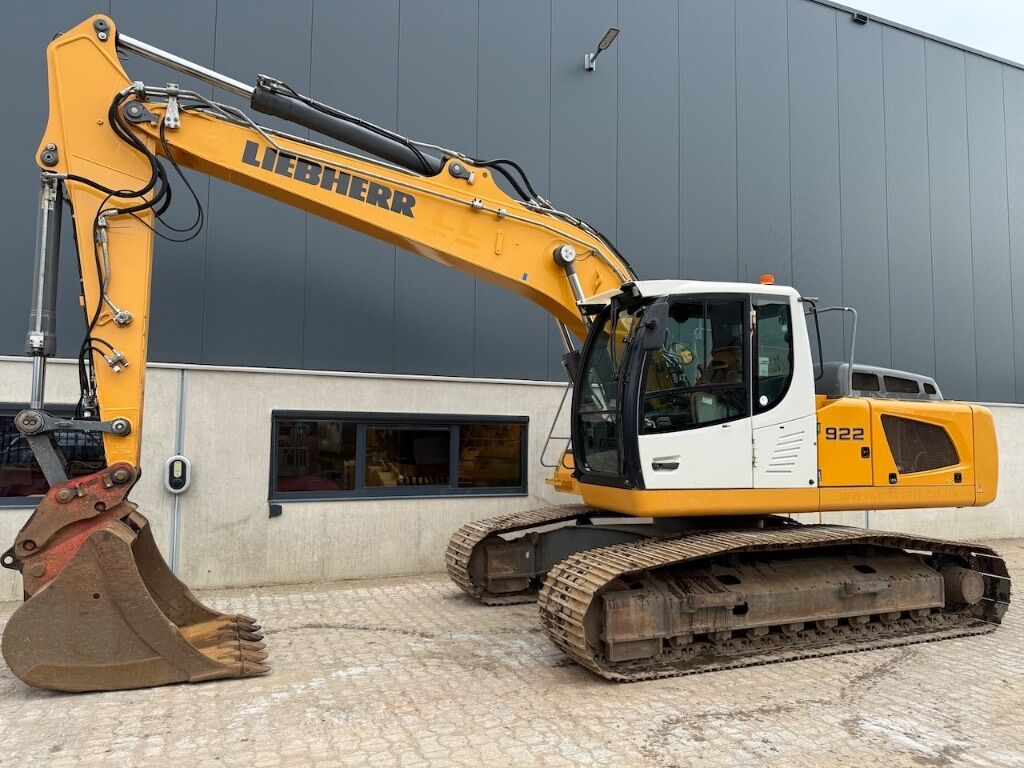 2018 Liebherr R 922 LC crawler excavator with boom extended forward and a toothed digging bucket resting on the ground 2018 Liebherr R 922 LC crawler excavator with boom extended forward and a toothed digging bucket resting on the ground