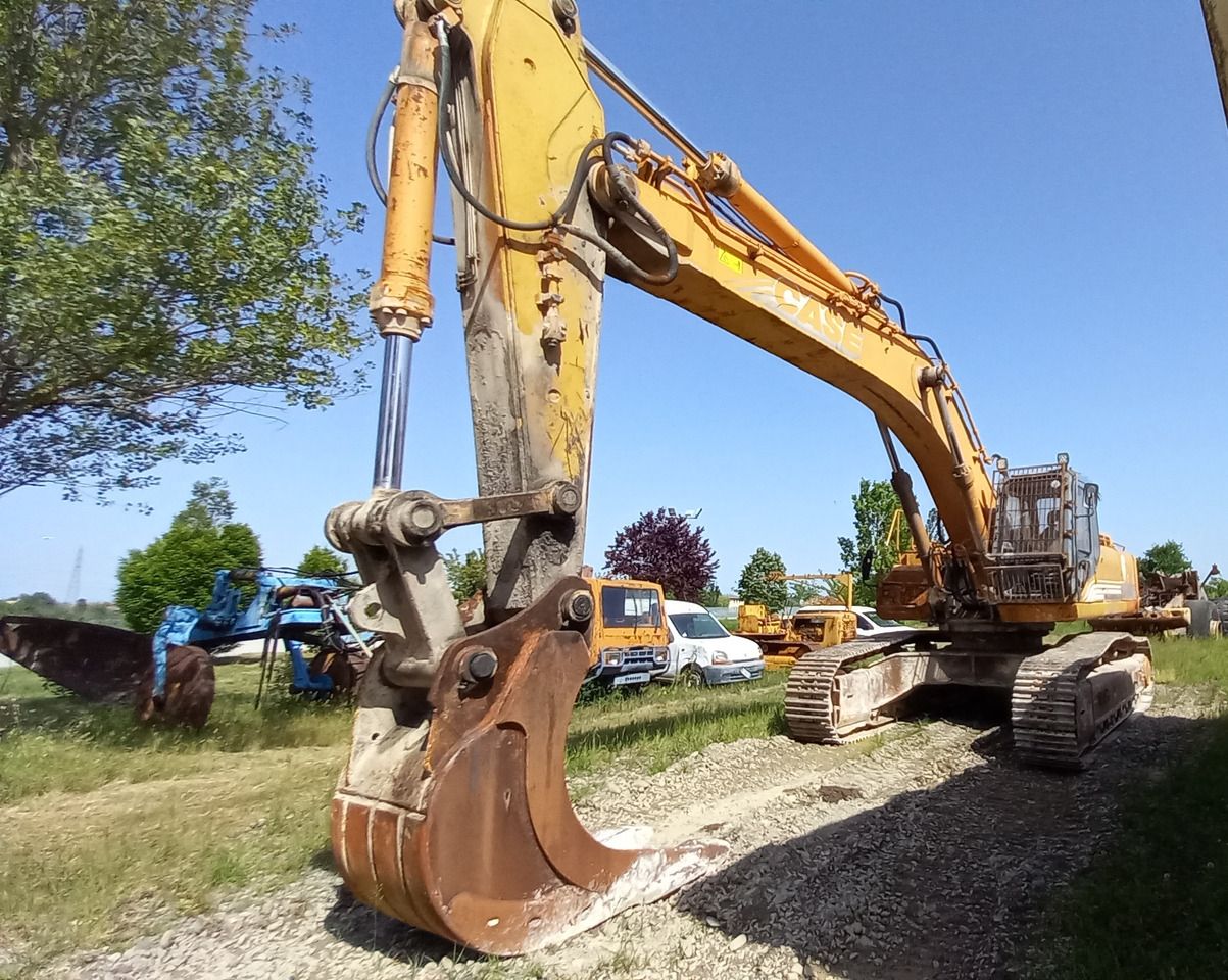 2000 CASE 9046 crawler excavator, front three-quarter view