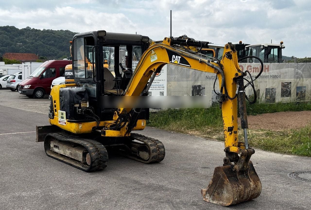 2001 Caterpillar 302.5 mini excavator, side view 2001 Caterpillar 302.5 mini excavator, side view