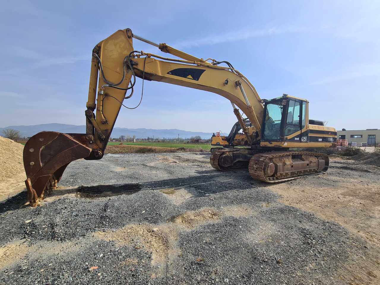 2001 Caterpillar 330BL crawler excavator, side profile view
