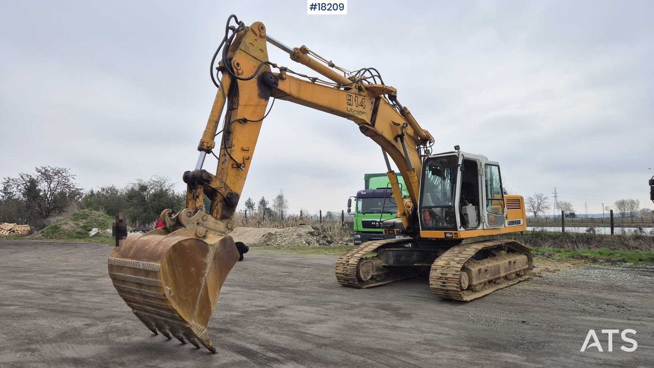 2002 Liebherr R914 HDSL crawler excavator, front three-quarter view 2002 Liebherr R914 HDSL crawler excavator, front three-quarter view