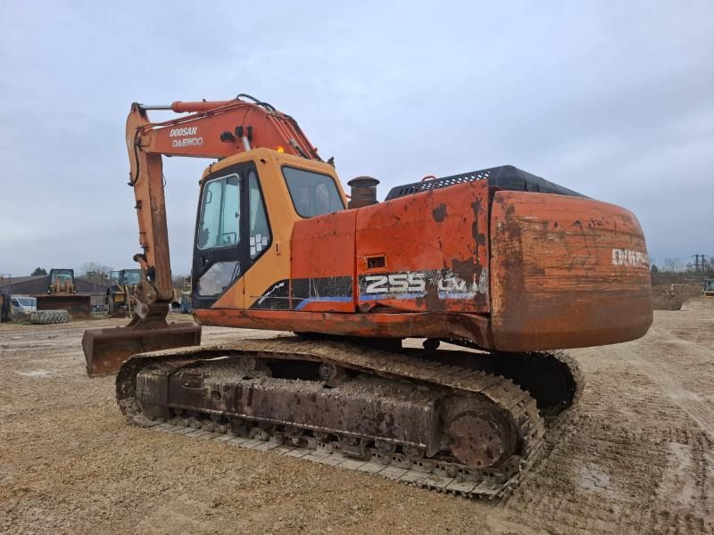 2005 Doosan SOLAR 255LC-V crawler excavator, rear three-quarter view 2005 Doosan SOLAR 255LC-V crawler excavator, rear three-quarter view
