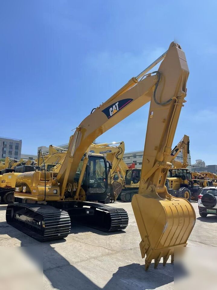 Escavadora de rastos Caterpillar 320CL de 2020, vista traseira a três quartos