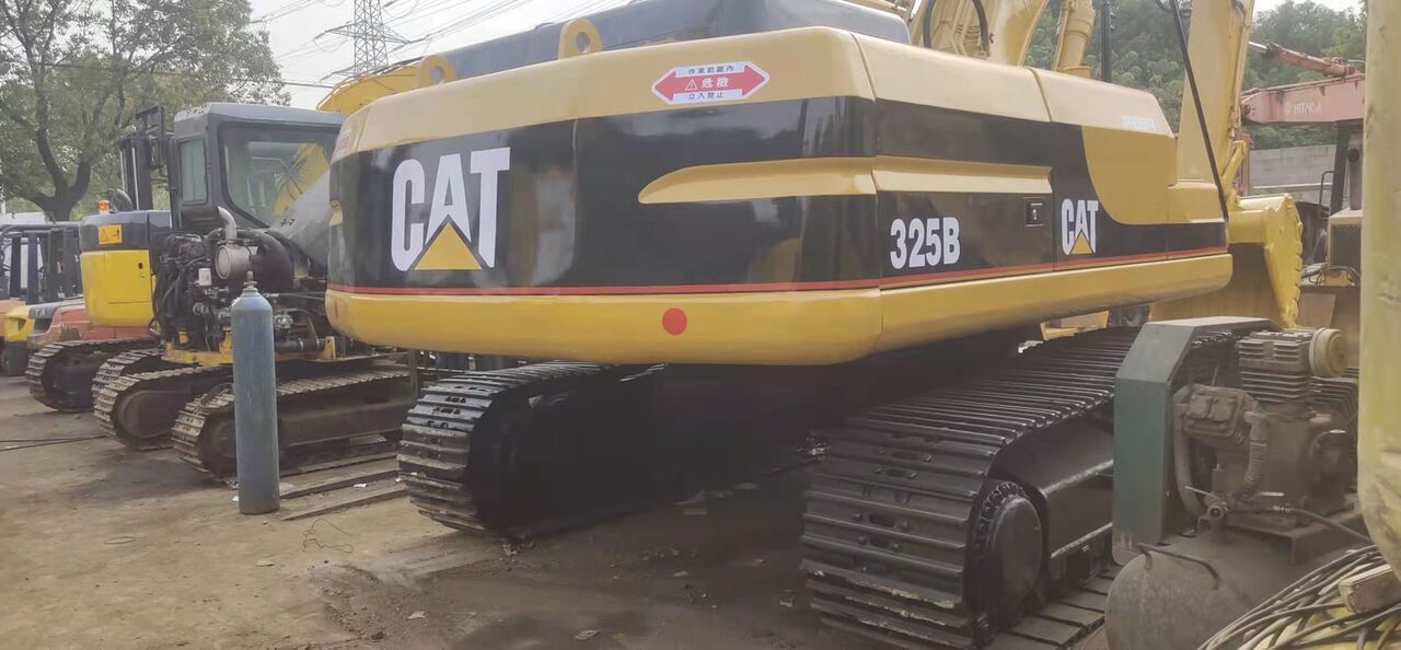 2006 Caterpillar 325B crawler excavator rear view 2006 Caterpillar 325B crawler excavator rear view