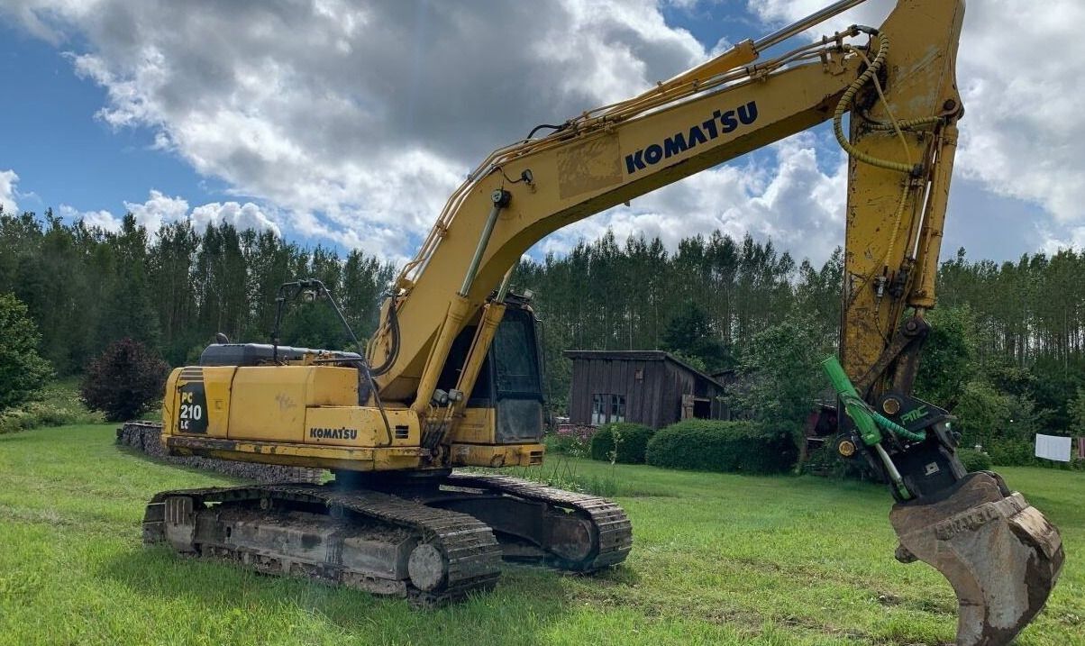 2006 Komatsu PC210LC-8 crawler excavator, side view