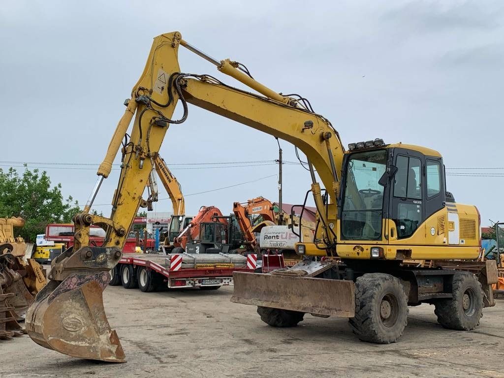 2007 Komatsu PW140-7 wheel excavator, front three-quarter view 2007 Komatsu PW140-7 wheel excavator, front three-quarter view