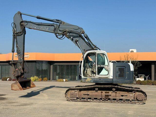 2007 New Holland E235SR-1ES crawler excavator, side profile view 2007 New Holland E235SR-1ES crawler excavator, side profile view