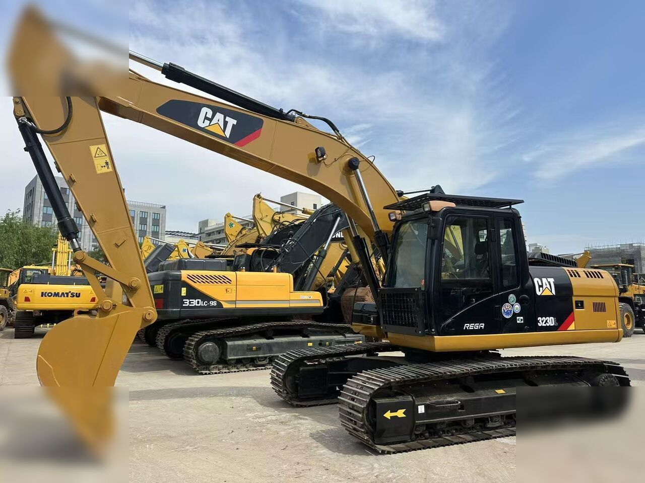 2009 Caterpillar 323DL crawler excavator, side view 2009 Caterpillar 323DL crawler excavator, side view