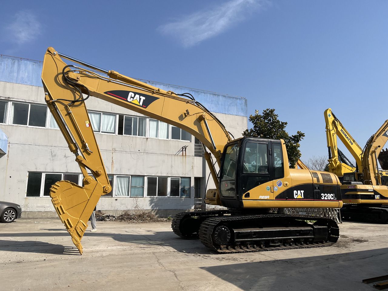 2011 Caterpillar 320CL crawler excavator, side profile view 2011 Caterpillar 320CL crawler excavator, side profile view
