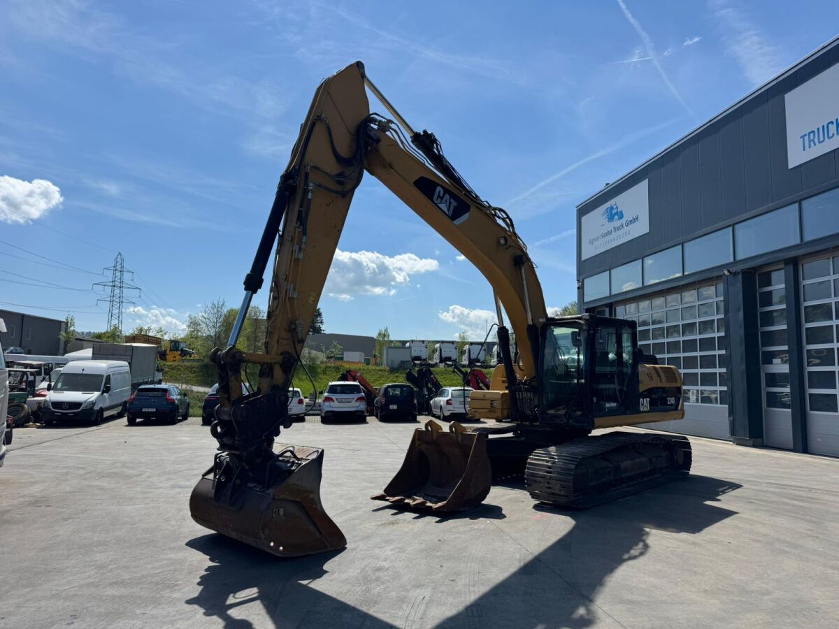 2011 Caterpillar 324D crawler excavator, side view 2011 Caterpillar 324D crawler excavator, side view