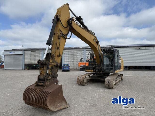 2011 Caterpillar 324E crawler excavator, side view 2011 Caterpillar 324E crawler excavator, side view