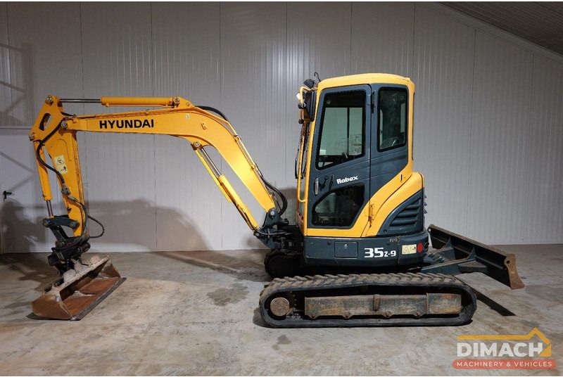 2011 Hyundai ROBEX 35Z-9 mini excavator, side view 2011 Hyundai ROBEX 35Z-9 mini excavator, side view