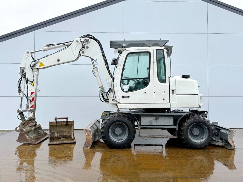 2011 Liebherr A 309 wheel excavator, side view 2011 Liebherr A 309 wheel excavator, side view