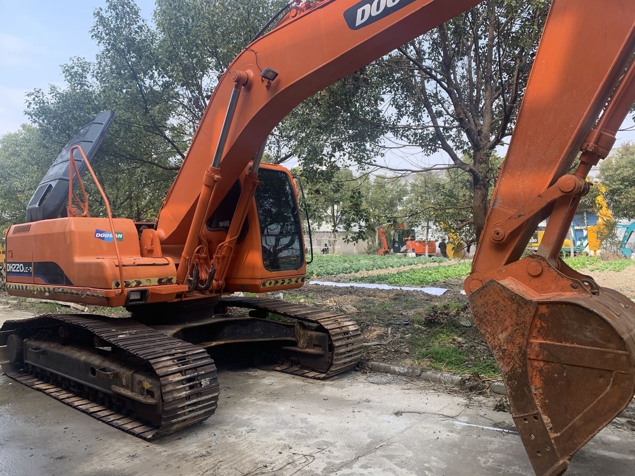 2012 Doosan DH220LC-7 crawler excavator, side view 2012 Doosan DH220LC-7 crawler excavator, side view