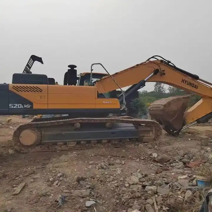 2014 Hyundai 520LC-9S crawler excavator side view 2014 Hyundai 520LC-9S crawler excavator side view