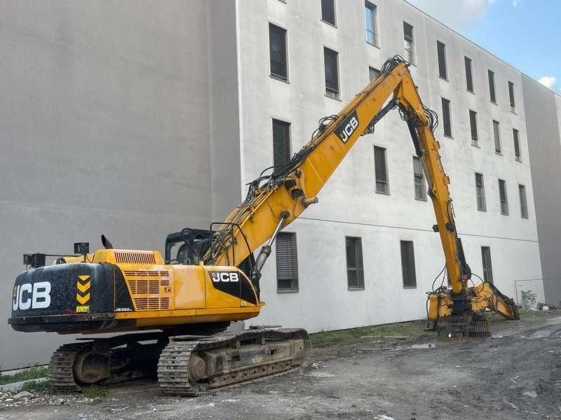2014 JCB JS360 demolition excavator, side view 2014 JCB JS360 demolition excavator, side view