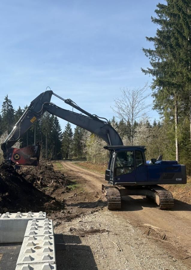 2014 Volvo EC220DL Crawler Excavator 2014 Volvo EC220DL Crawler Excavator